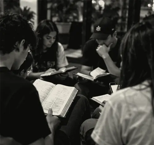 Jovens sentados em roda, cada um com a sua Bíblia aberta, lendo juntos